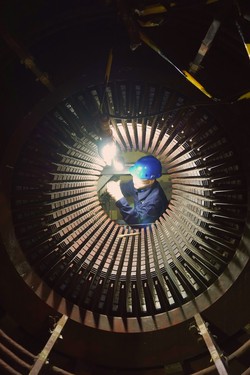 teknisi mereparasi motor elektrik