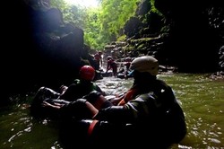 Serunya Wisata Adrenalin Cave Tubing di Gunungkidul