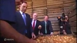 Wow, Seperti Apel, PM Australia Makan Bawang Mentah Sekulit-kulitnya!