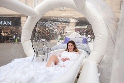 Menginap di Hotel Ini, Mandinya di Tengah Jalan