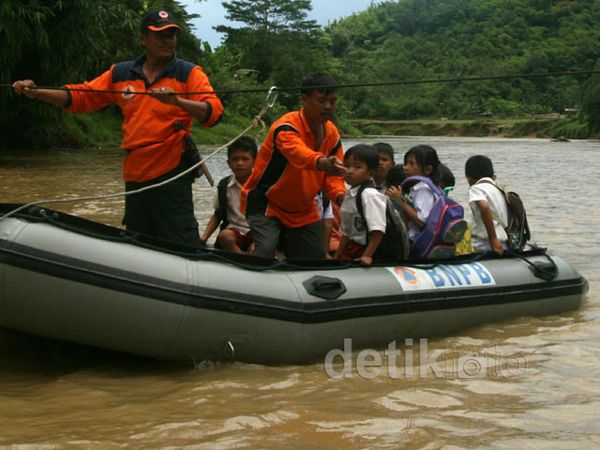 Jembatan Putus, Siswa Gunakan Perahu Karet