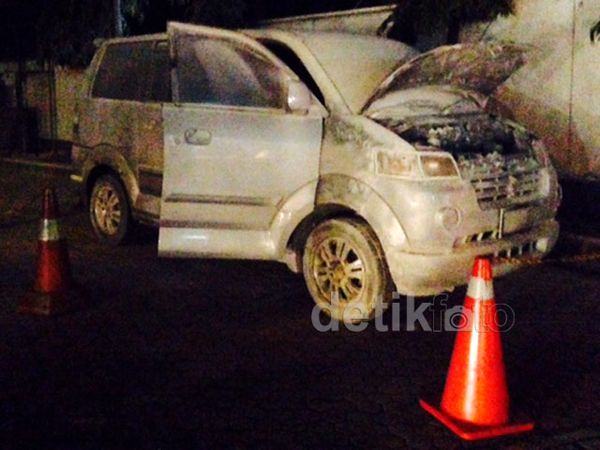 Mobil Terbakar di SPBU Shell Tendean