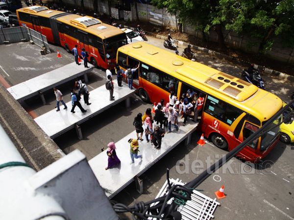 Halte Kuningan Barat Digeser ke Tengah Jalan