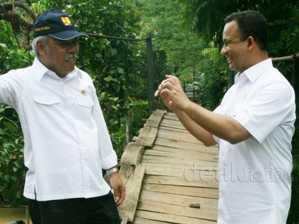 Menteri Anies dan Menteri Basuki Tinjau Jembatan Putus