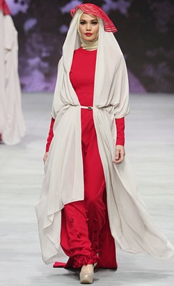 Dos & Donts Bahasa Tubuh Model Busana Muslim Saat Jalan di Catwalk