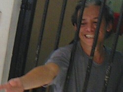 Sebelum Jalani Sidang, Fariz RM Diberikan Sisir oleh Si Kembar