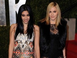 Sang Putri Malu Madonna Ekspos Bokong di Karpet Merah