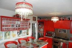 Wanita Ini Mengubah Dekorasi Kamar dan Dapurnya dengan Nuansa Coca-Cola