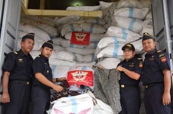 Pakaian Bekas Impor Asal Malaysia Menumpuk di Gudang Bea Cukai Kepulauan Riau