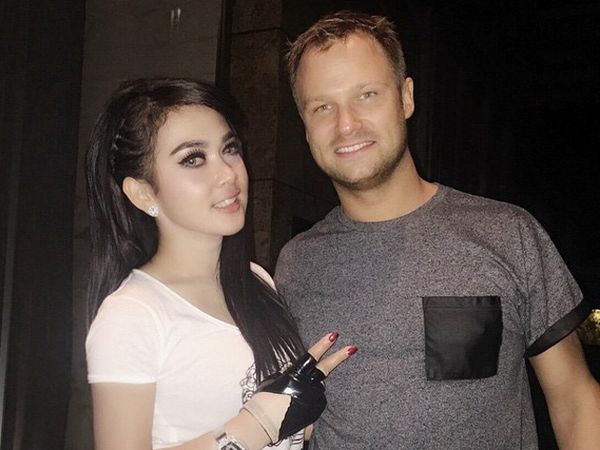 Syahrini dan Dash Berlin Nempel Terus
