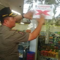 Tak Ada Perlawanan, Minimarket Tak Berizin Dipasang Stiker Tanda Silang