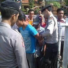 Sidang Keempat Nenek Asyani Dijaga Ketat Ratusan Polisi