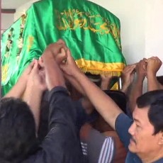 Keluarga dan Guru Histeris Saat Bocah SD Tewas dengan Tangan Terikat Dimakamkan