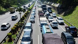 Truk di Tol JORR Bisa Makan 3 Lajur, Macet Tak Terhindarkan