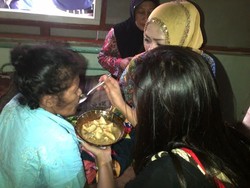 Tetangga Terus Berdatangan ke Rumah Nenek Asyani, Sebagian Menangis Haru