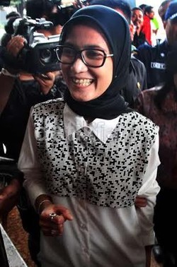 Bupati Iti Jayabaya, Jembatan Roboh dan Sorotan di Media Sosial