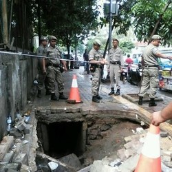 Hati-hati, Ada Lubang 2x2 Meter di Trotoar Jalan Diponegoro