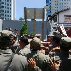 Pembongkaran Bangunan Ilegal di Tanah Abang Ricuh