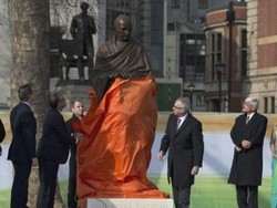 Patung Mahatma Gandhi Diresmikan di Inggris