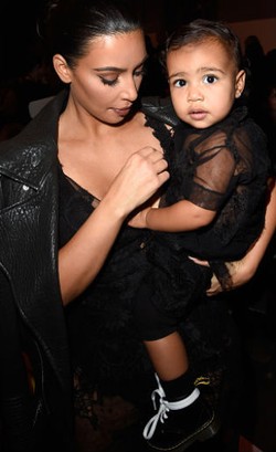 Kim Kardashian Pakaikan Anaknya Lensa Kontak?