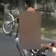 Naik Motor Sambil Bugil di Jalanan, Pemuda Pakistan Ditangkap Polisi