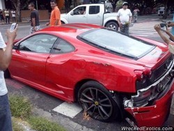 Lagi Asyik Seks Oral, Pengendara Ferrari Malah Tabrakkan Mobilnya