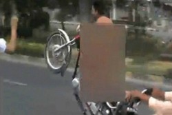 Naik Motor Sambil Bugil di Jalanan, Pemuda Pakistan Ditangkap Polisi