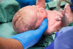 Ajaib! Pelukan Orang Tua Kembalikan Nyawa Bayi Baru Lahir Ini