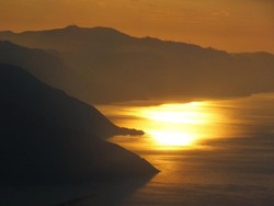 Petualangan Mengejar Sunrise di Langit Danau Toba