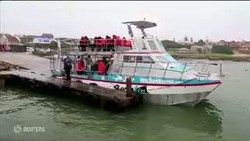 Rayakan Usia Seabad, Nenek Afsel ini Pilih Terjun Payung dan Menyelam Bersama Hiu