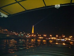 Jangan Iri Ya, Begini Rasanya Naik Kapal Romantis di Paris