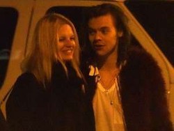 Hiks... Harry Styles One Direction Putus Cinta