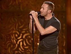 Chris Martin dan Kate Hudson Kepergok Liburan ke Pantai Bareng