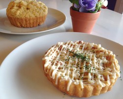 Bookshelf: Bersantai Baca Buku Sambil Ngemil Chicken Pie dan Oreo Espresso Shake