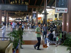 Siap-siap, Warung di Terminal Bandara Bakal Ditertibkan