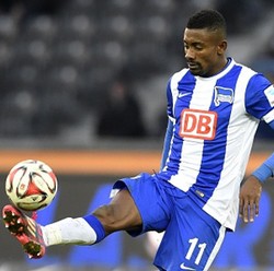 Salomon Kalou Diduga Rusak Tembok Berlin dengan Palu dan Pahat
