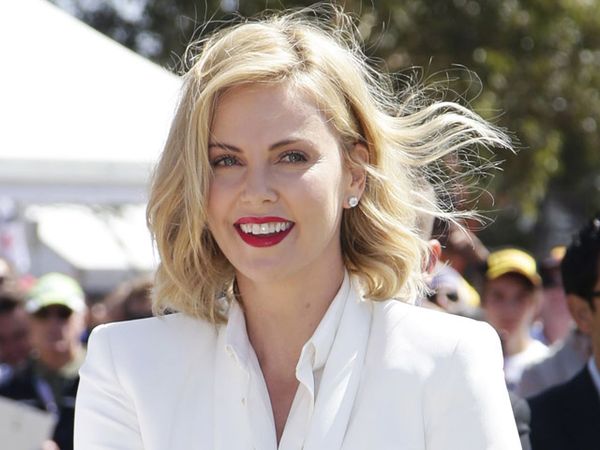 Pesona Charlize Theron Berbibir Merah