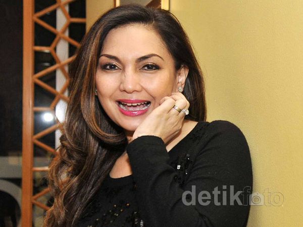 Senyum Lebar Nia Daniati