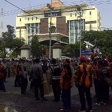 Kejati Jatim Diserbu Kelompok Pro dan Kontra Pengusutan Korupsi Dana Hibah