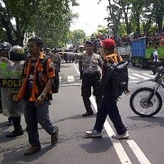 Dua Kelompok Pendemo di Kejati Jatim Ricuh, Jalan A Yani Macet