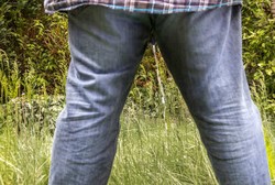 Tangkal Pemabuk Pipis Sembarangan, Tembok Dipoles Cat yang Pantulkan Air