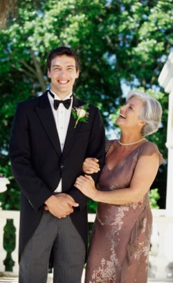 Tips Menghadapi Pasangan yang Selalu Melibatkan Ibunya Dalam Hubungan