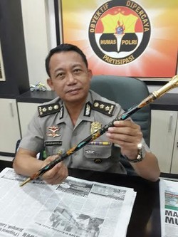 Kerennya Tongkat Komando Perwira Polda Riau Ini, Berhiaskan Batu Akik