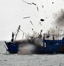 Wahai Penegak Hukum, Tangkap Kapal Pencuri Ikan Lalu Segera Tenggelamkan!