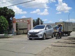 Berbahaya, Perlintasan KA Liar di Rawa Buaya Akan Ditutup