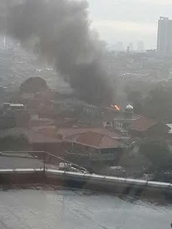Rumah di Tengah Permukiman Padat di Bangka Jaksel Terbakar