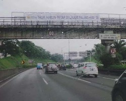 Spanduk Truk Ambil Lajur Kiri Terpasang, Tetap Saja Banyak yang Bandel di Tol JORR