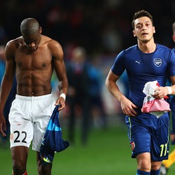 Oezil Jadi Sorotan Usai Tukar Kaus Saat Half Time