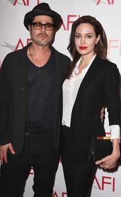 Momen Langka Jolie-Pitt Mesra Berciuman di Depan Publik