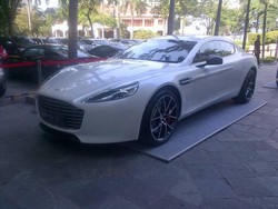 Aston Martin Bidik Ibu-Ibu Tukang Arisan